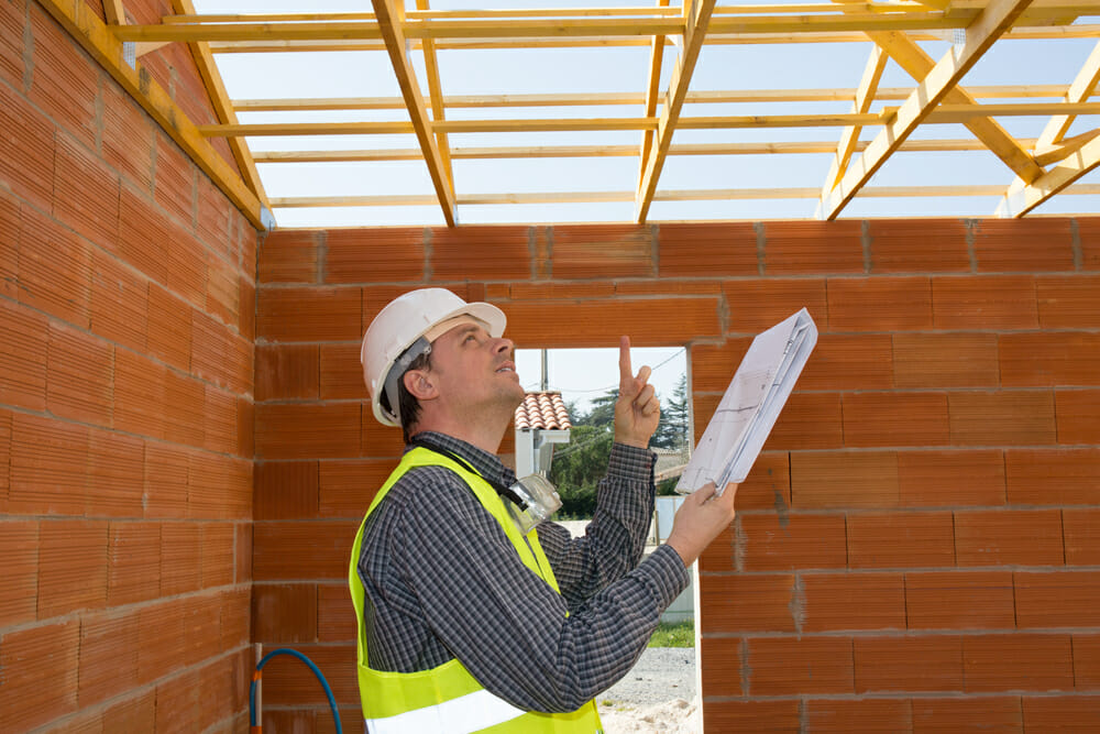 inspectie van de dakwerker aannemer