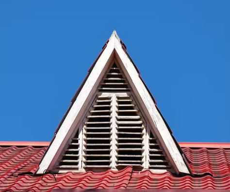 Dak met driehoekige dakkapel