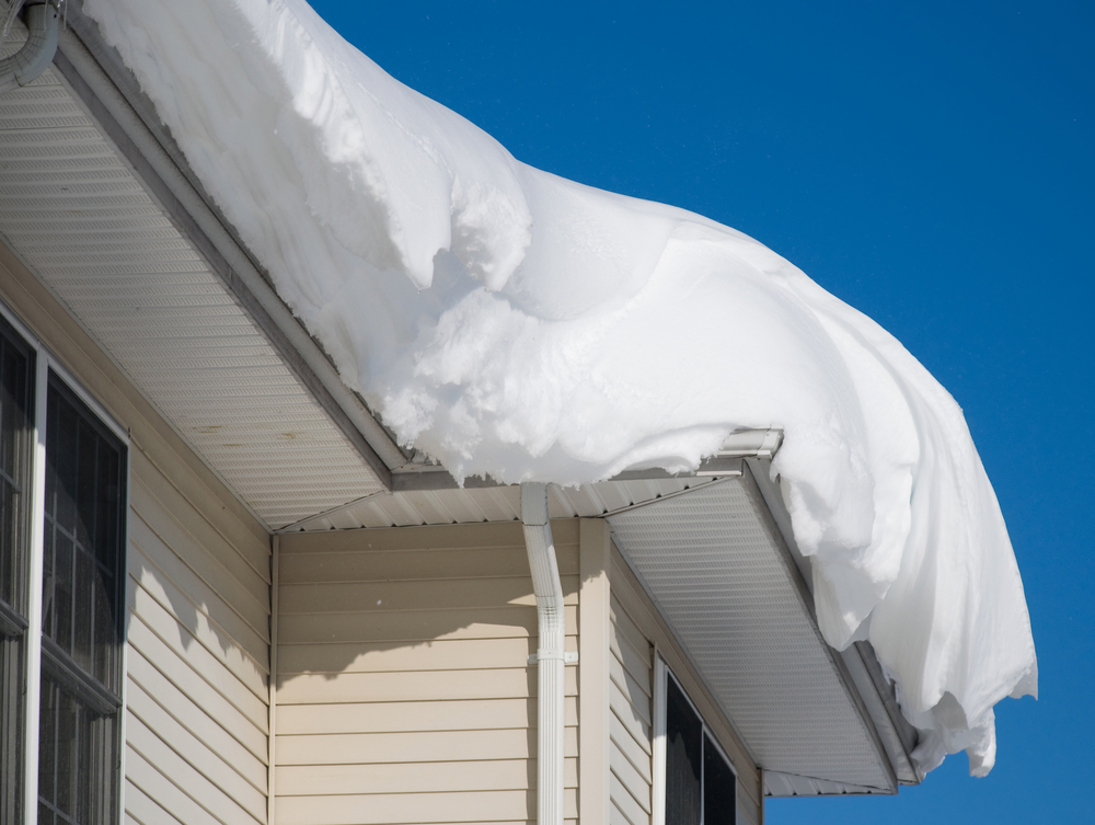 Hoe beschermt u uw dak tegen sneeuw en ijs?