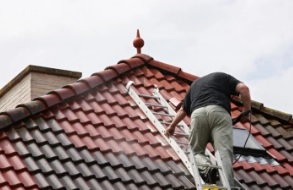 Mogelijke schade en risico's door onjuiste reiniging van het dak