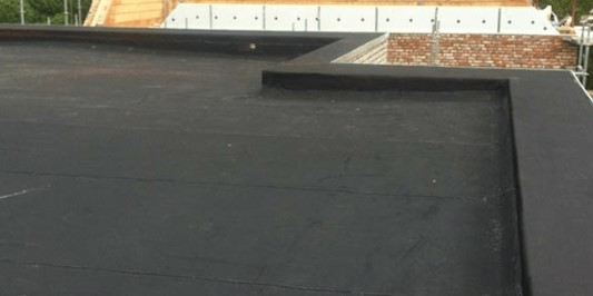 Plat dak isoleren aan de buitenzijde