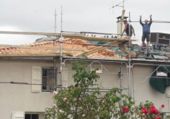 renovatie van het dak tijdens de werken, verwijdering van dakpannen