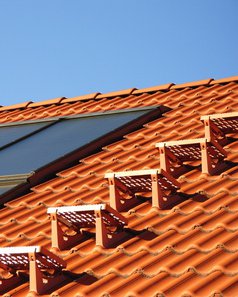 schuin dak met zonnepanelen